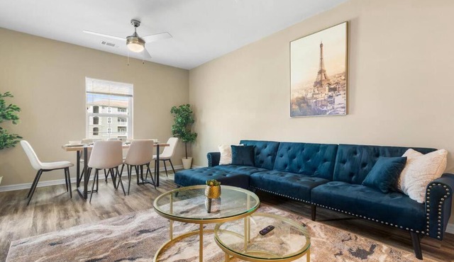Sophisticated 3BD/2BA Retreat: Pool, Gym, Laundry