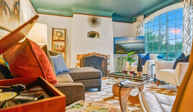Sophisticated & charming bungalow, EV charger, walk to main street, dogs OK!