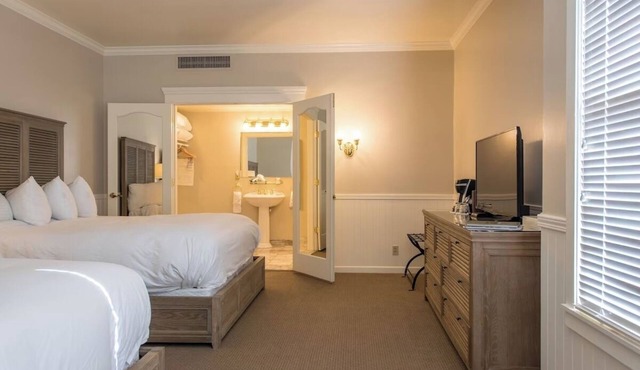 Sophisticated Double Queen Accommodations Near Sonoma Wineries + Coastline