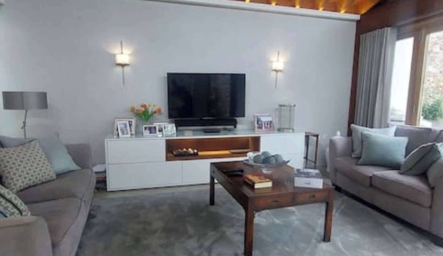 Sophisticated Seafront 3BD+Suntrap Landscaped Yard