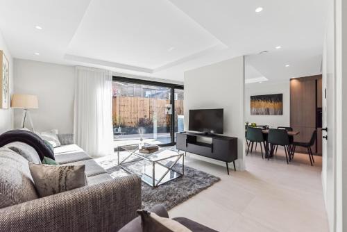 Sophisticated & Spacious Luxe 5BR Home