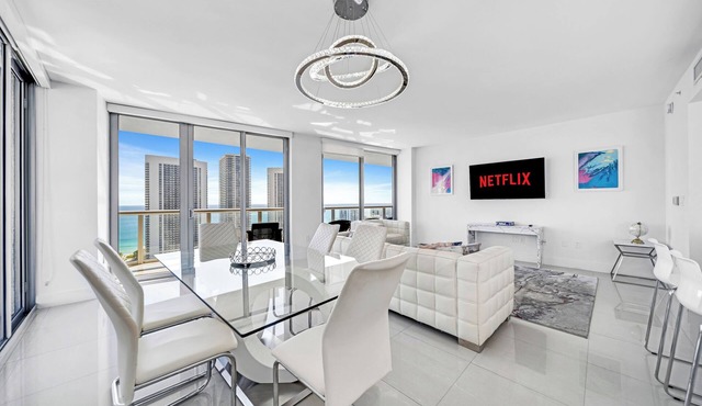★ Sophisticated Miami Retreat at Beachwalk with Balcony-25 min to MAJOR INTERNATIONAL SPORTING EVENT!