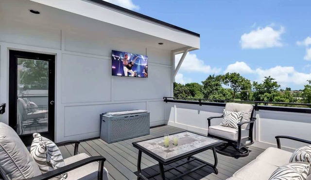 Soprano-Private Rooftop-Minutes to Broadway!