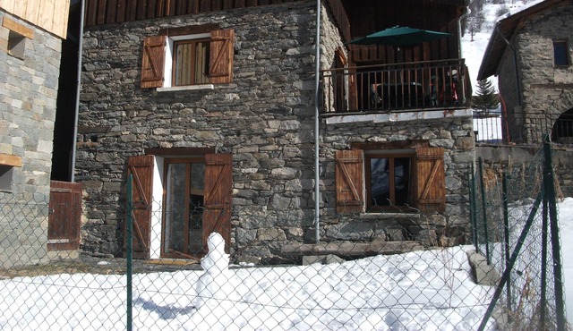 Sought after village - Ski in ski out chalet - 10-12 people