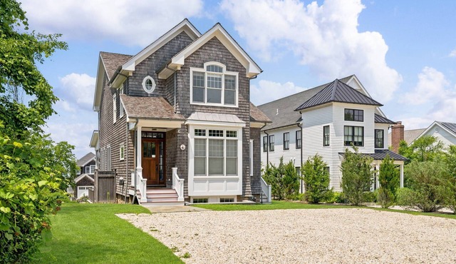 Sound-view Shingle Home in Jamesport, Walk to Iron Pier Beach