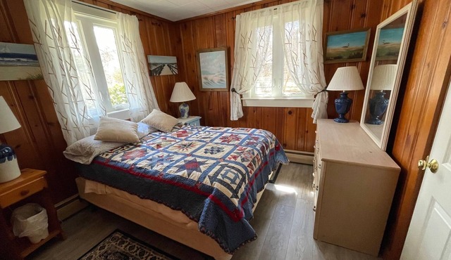 South Chatham cottage walk to beaches, dining, tennis, shops, bike path.