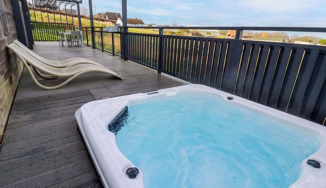 SOUTH CROFTY - THE RESIDENCE, pet friendly, with pool in Portreath