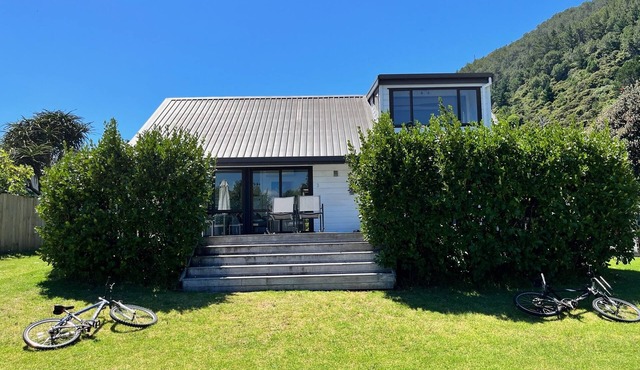 South End modern beach house - close to beach & mountain.