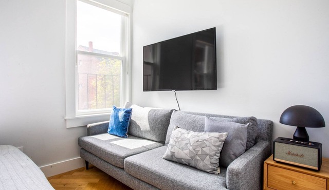 South End Studio, steps from Northeastern, Restaurants by Blueground