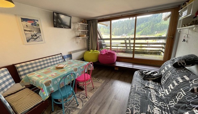 South-Facing Studio with Balcony and Easy Access to Shops and Ski Slopes