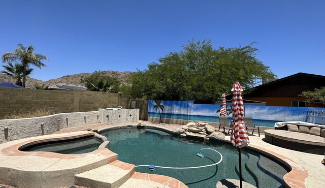 South Mountain FREE HEAT pool & Hot Tub Walk to Trails & Park