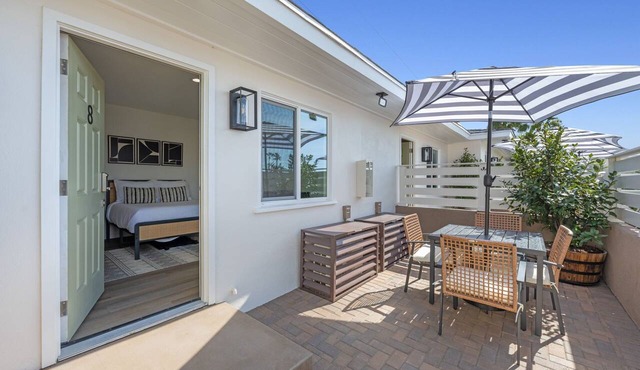 South Oceanside Bunalow 8 - Deluxe Work and Stay Full Studio + Patio