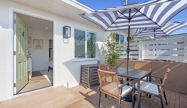 South Oceanside Bungalow 4 - Deluxe Queen Studio + Patio