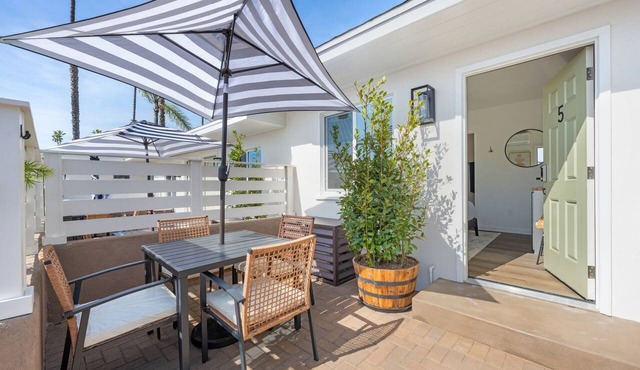 South Oceanside Bungalow 5 - Deluxe Queen Studio + Patio