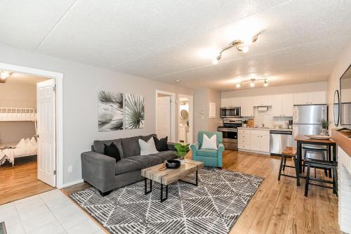 South Wind - Modern Condo in Collingwood - Sleep 5
