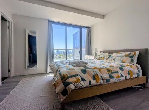 South Yarra Studio - Free Parking, Gym & Balcony Views