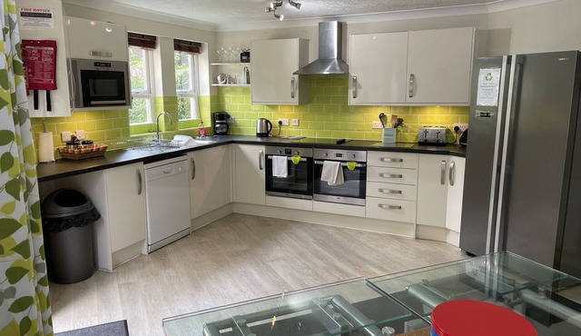 Southdown Villa 5 Bed 4 bath WiFi sleeps 18, Parking,