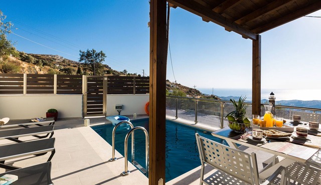 Southern Escape with Stunning Sea Views by etouri