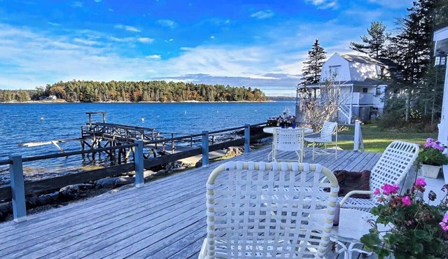 Southport Island Escape: Walk Right Off the Deck onto Your Private Dock - Stunning Water Views!