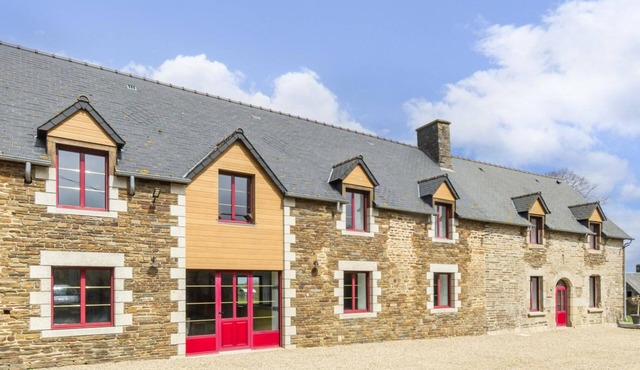 Spacious 5-bedroom countryside house, pet-friendly, parking, internet included, near Mont St-Michel