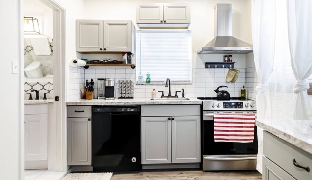 Spa-Inspired Luxury Cottage, Heart of Redding & Near Bethel Church