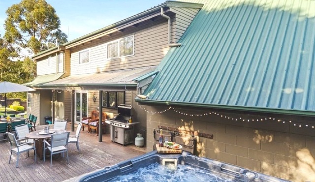 Spa Pool, Trampoline, Table-tennis, Swing set, BBQ, Fairy garden