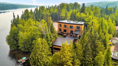 Spa & Private Beach - The Lazy Bear Lake House