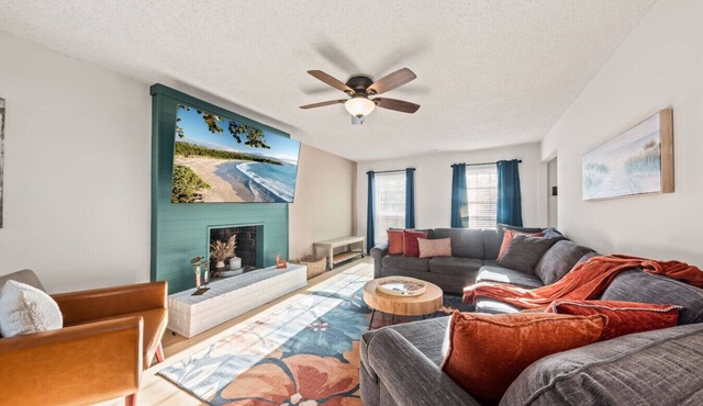 Space for 10+ and Fenced Yard, The Indigo House!