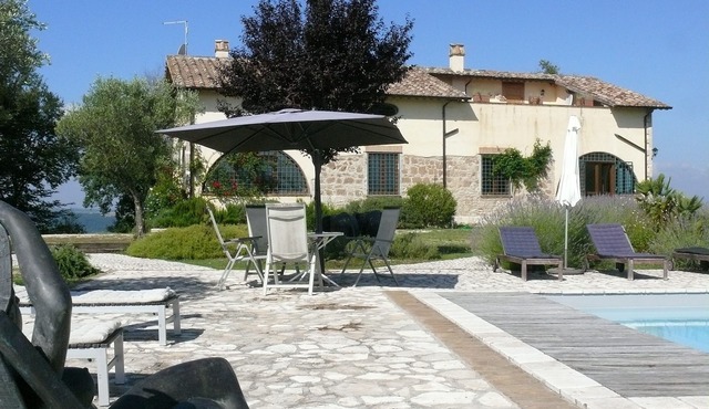 Space, luxury & peace, 360 views, 32 acres, pool. 1 hr N Rome. Inclusive prices