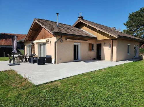 Spacieuse maison de vacances avec piscine à Arenthon