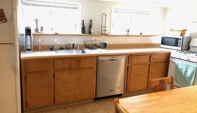 Spacious 1 bed/1bath ground floor apt in duplex