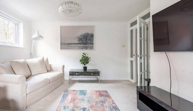 Spacious 1 bed apartment with parking & balcony!