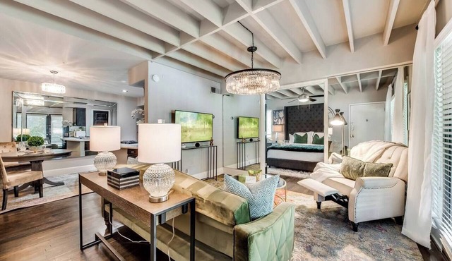 Spacious 1-bed executive condo on Dallas’ historic Swiss Avenue. Enjoy the porch access, high-speed Wi-Fi, king bed with Egyptian-cotton linens, and modern design with upscale finishes—perfect for morning coffee, remote work, or relaxing evening