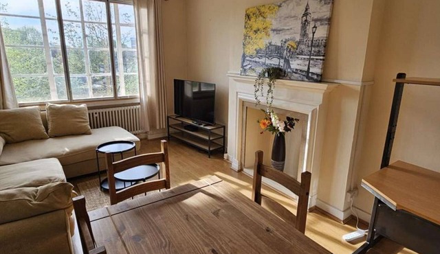 Spacious 1-Bed Flat Sleeps 5 Near Tube Lift Jubilee, Bakerloo & Overground Lines