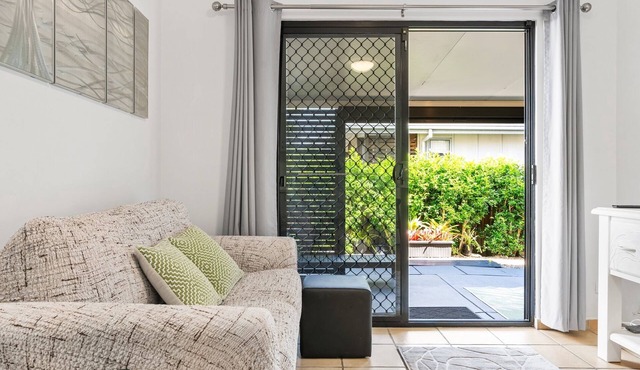Spacious 1-Bed Unit with Outdoor Patio Dining