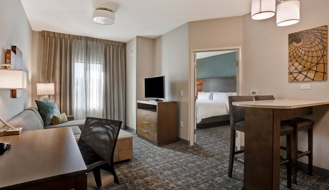 Spacious 1-Bedroom Queen Suite in Overland Park