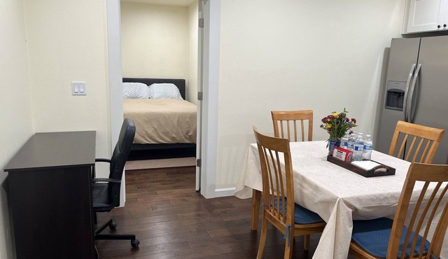 Spacious 1 bedroom apartment 2 mins to shopping malls and restaurants