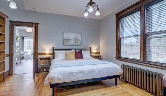 Spacious 1-Bedroom King Bed Suite w/Deck (Suite 3)