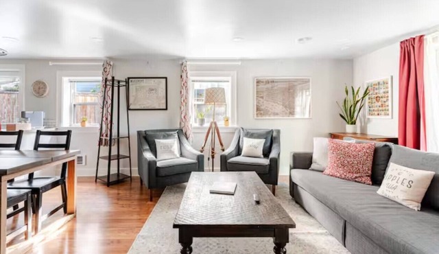 Spacious 1-bedroom vacation unit just 4 minutes to University of Washington