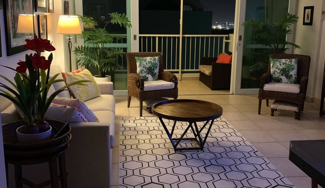 Spacious 1 bedroom with Breathtaking views steps to beach free wifi & parking