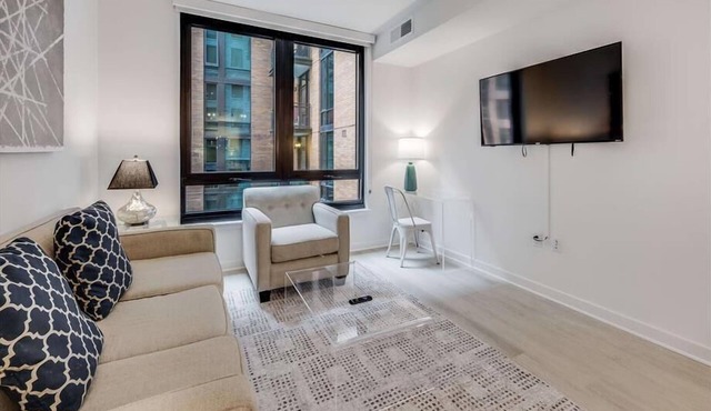 Spacious 1 BR | W&D |Upscale Amenities| near Metro