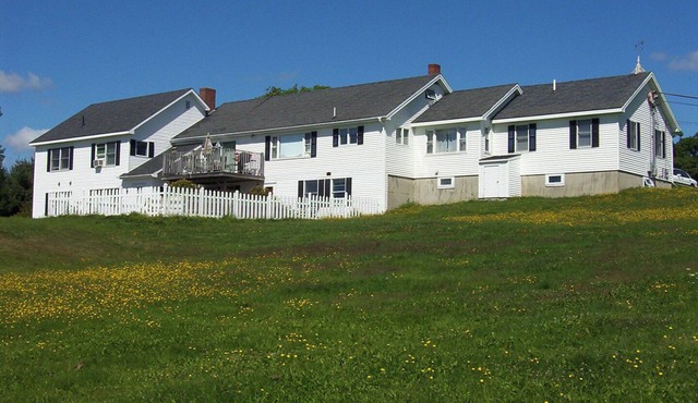 Spacious 10-bedroom bed & breakfast in peaceful Cushing with AC