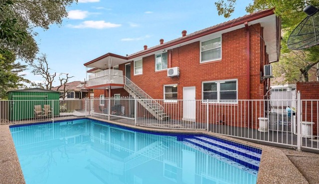 Spacious 11-bedroom house in fabulous Bexley North with AC, WiFi with Pool