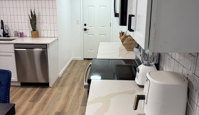 Spacious 11-bedroom house with AC, WiFi in lovely Lansing