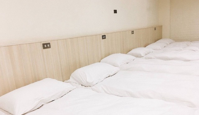 Spacious 12 Person Room close to Railway Station