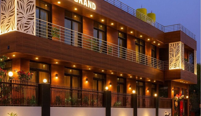 Spacious 14-bedroom hotel in soothing Agra with AC comfort