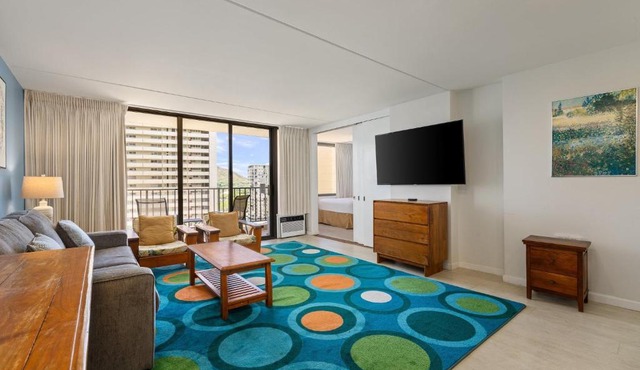 Spacious 14th Floor Corner Suite, Partial Diamond Head and Ocean Views, FREE Parking!