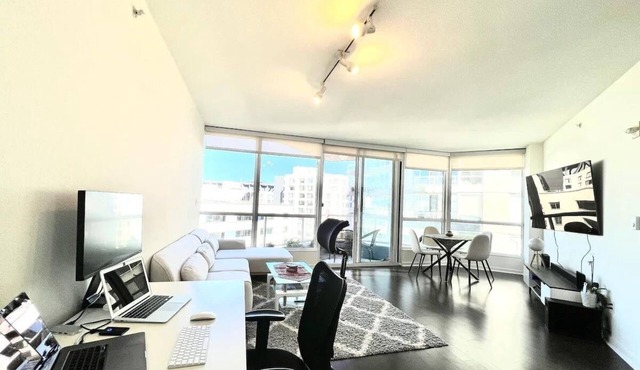 Spacious 1b1b oasis in luxury SF building with bay bridge view & full amenities