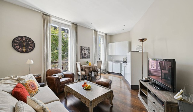 Spacious 1BR by Arc de Triomphe