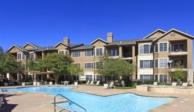 Spacious 1BR King Suite | Pool, Parking + Gym C
